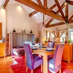 Hutton Mount Retreats 度假居 里彭
