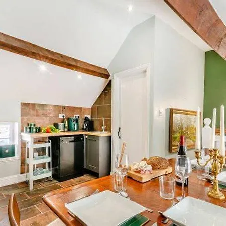 Hutton Mount Retreats * 리펀